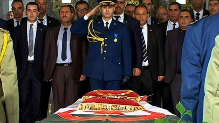 Le cercueil de Ahmed Gaïd Salah devant ses gardes du corps venus lui rendre hommage