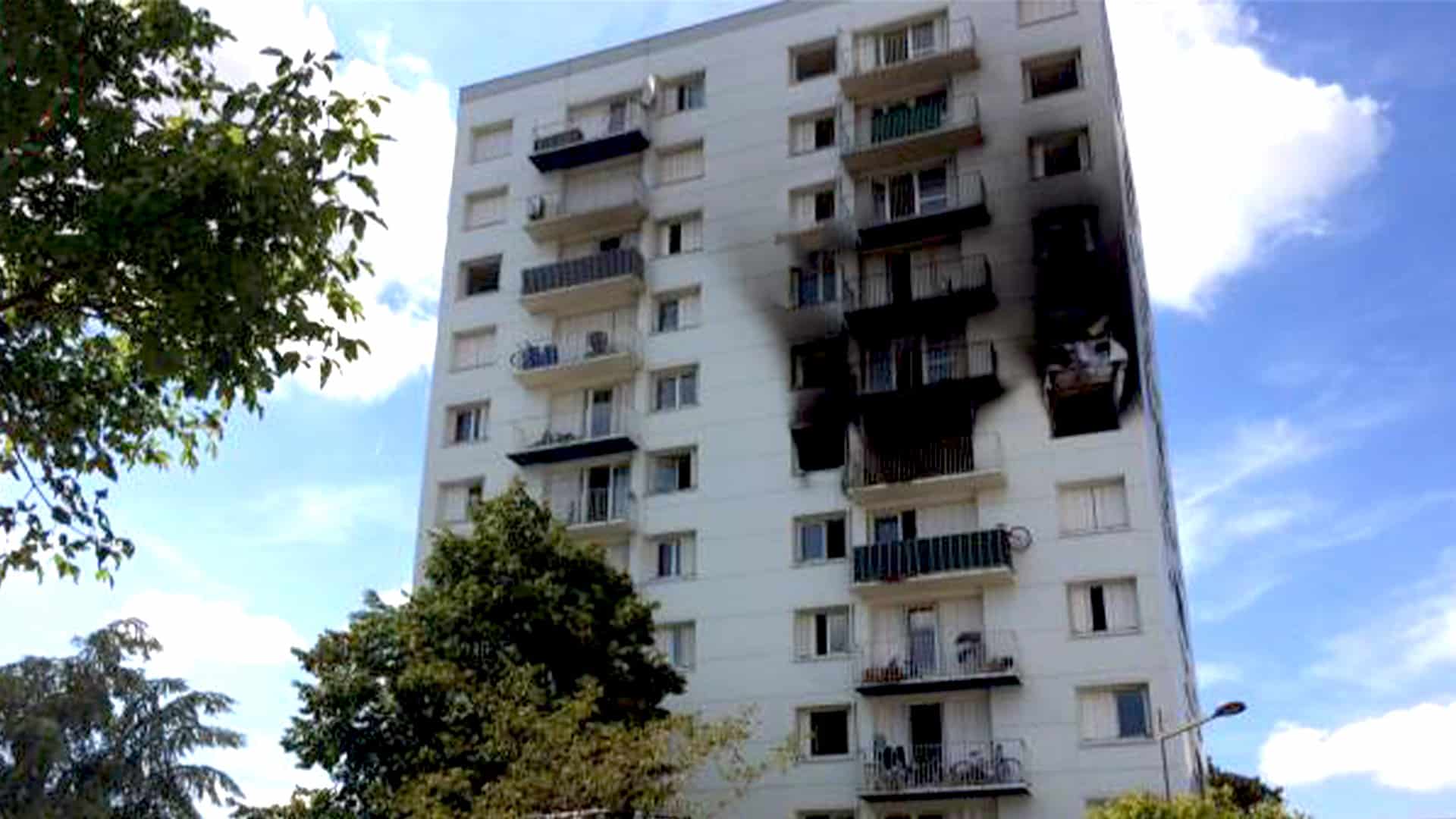Bâtiment avec de larges traces d'incendie