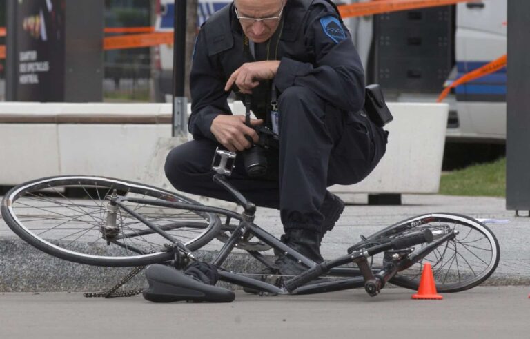 Illustration : Un vélo à terre et un policier accroupi