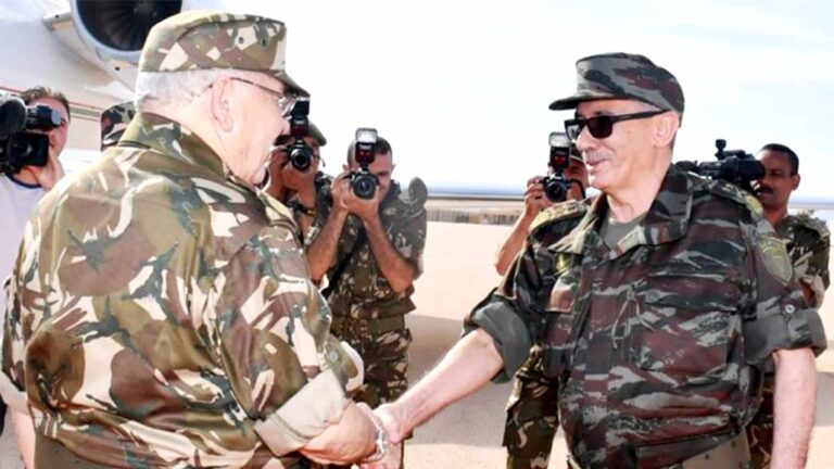 Ahmed Gaïd Salah serrant la main à Saïd Chengriha Ahmed Gaïd Salah serrant la main à Saïd Chengriha