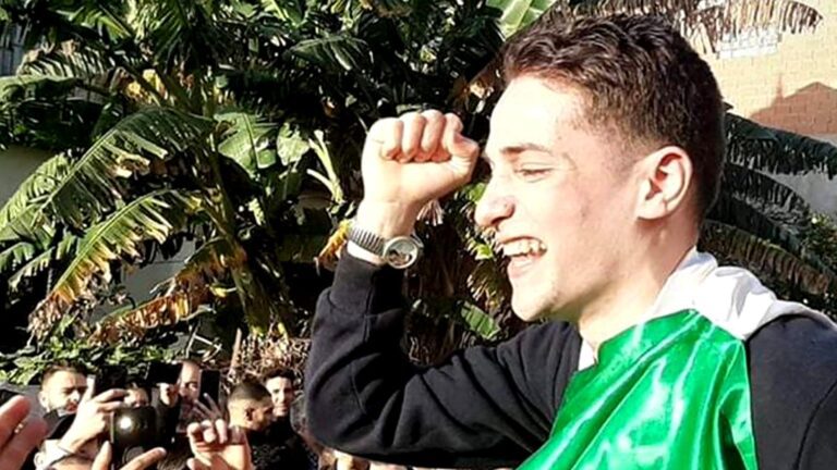 Photo d'un détenu juste après sa libération