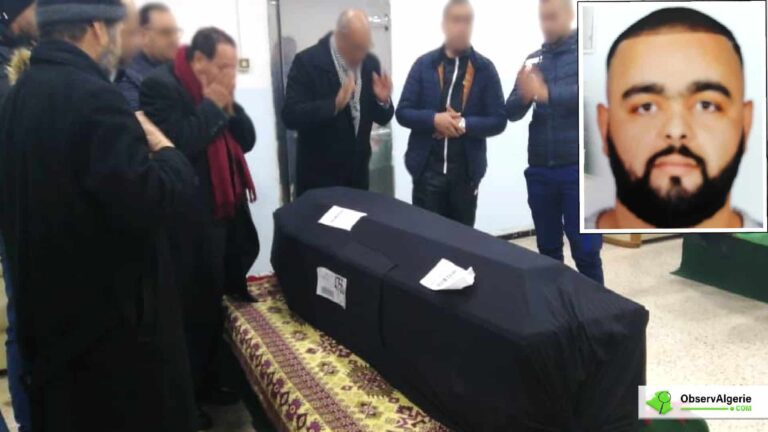 La dépouille de Sid Ahmed Bendissari exposée à l'aéroport avec la photo du défunt en médaillon