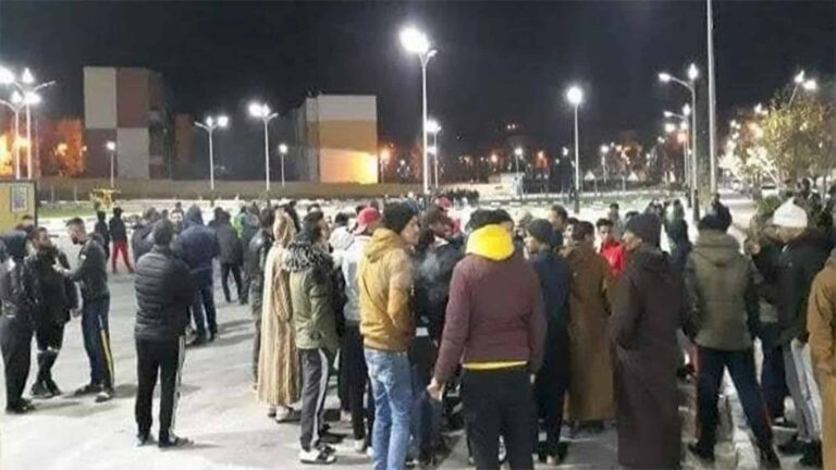 Rassemblent de personnes qui recherchent une petite fille disparue mystérieusement
