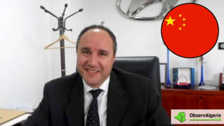 Omar Rebrab de Cevital et de HMA avec un drapeau de la Chine