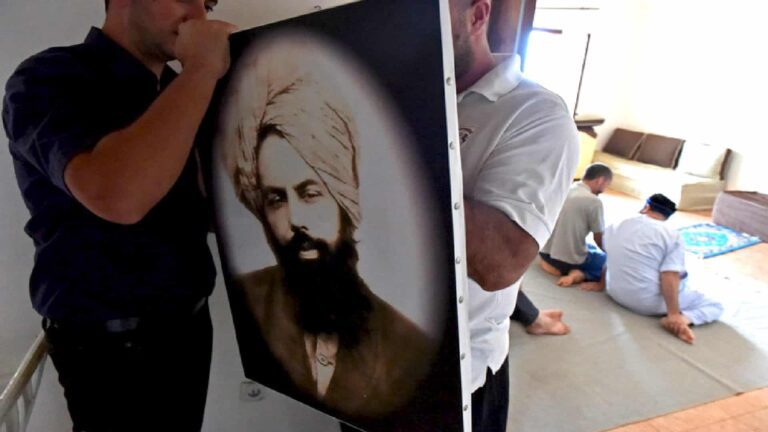 photos d'adeptes des ahmadis en train de prier