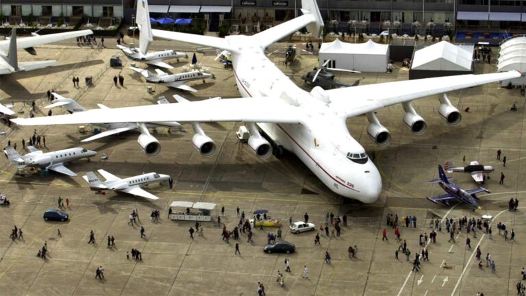 avions de differents types dans un aéroport avions de differents types dans un aéroport