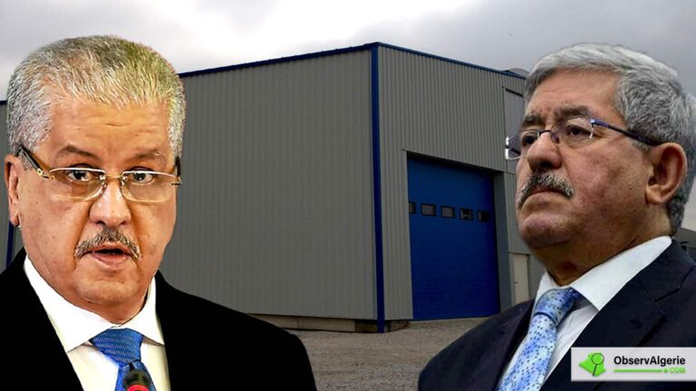 Abdelmalek Sellal et Ahmed Ouyahia avec un hangar en arrière plan