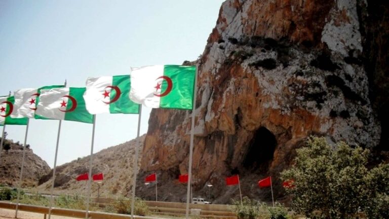 Frontière entre l'Algérie et le Maroc avec plein de drapeaux des deux pays