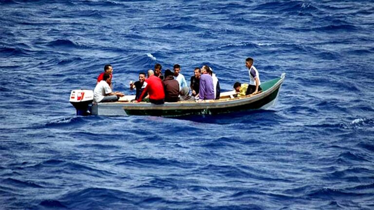 Une barque transportant des immigrants clandestins, appelés communément "Harraga" en Algérie