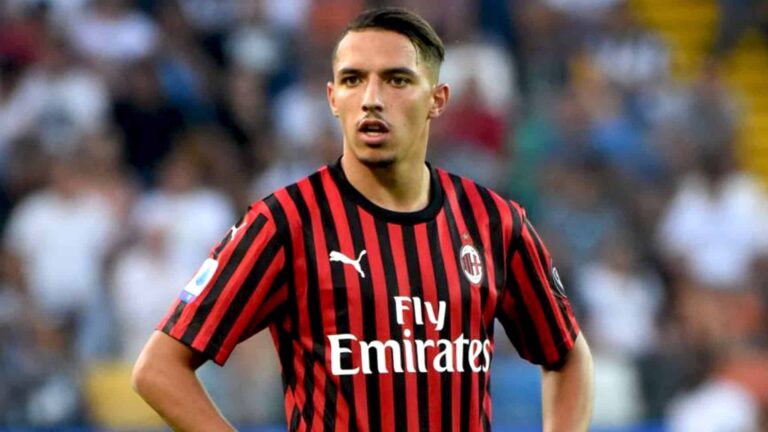 L'international algérien Ismaël Bennacer en tenue du Milan AC