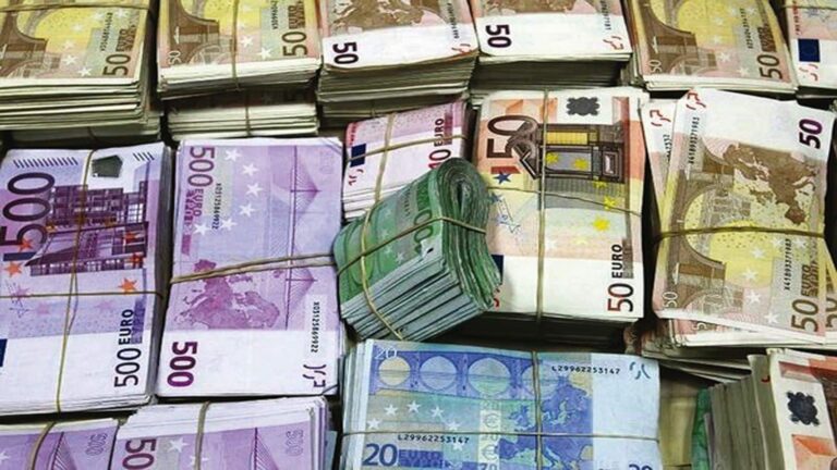 Photo illustration : Liasses de billets en euros