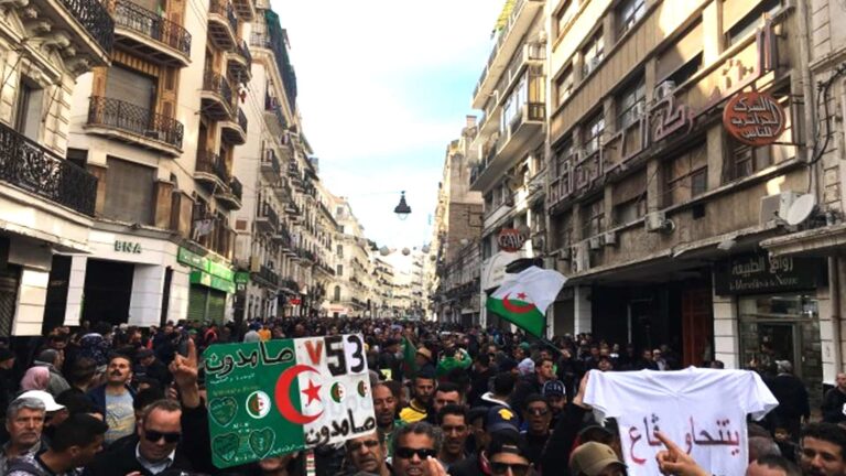 Manifestation de l'acte 53 du Hirak en Algérie, avec deux pancartes "résitants" et "yetnahaw ga3"