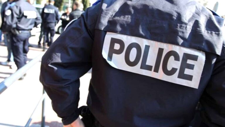 Policier algérien de dos