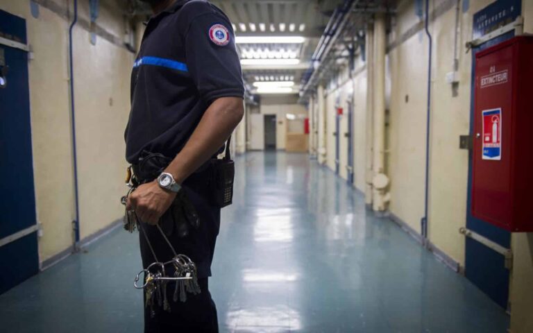 Gardien de prison en France, dans le couloir d'un pénitencier