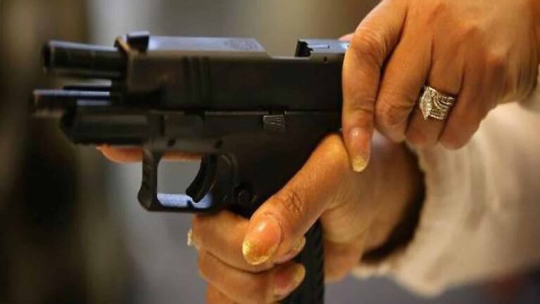 Une femme policière tire sur son mari