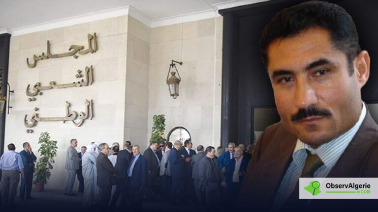 Le chargé de mission à la présidence Mohamed Laâgab, sur fond du siège de l'APN