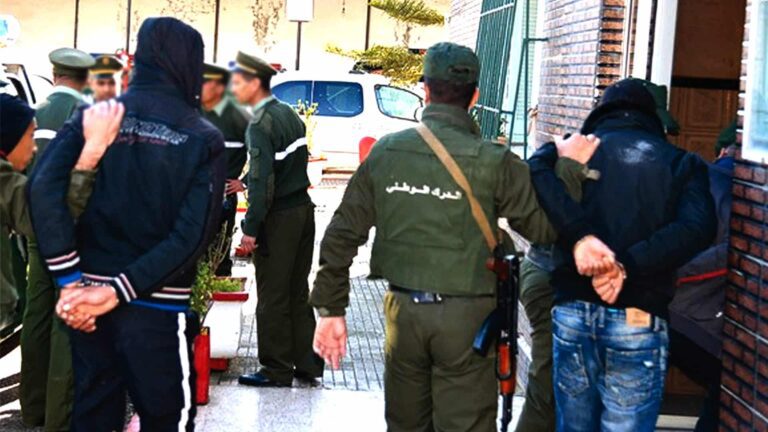 Des gendarmes qui arrêtent deux individus