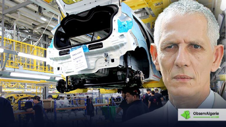 Le ministre algérien de l'industrie Ferhat Aït Ali sur fond d'une usine de fabrication de voitures