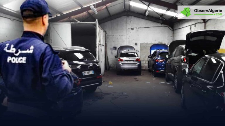 Un policier algérien avec de nombreux véhicules saisis