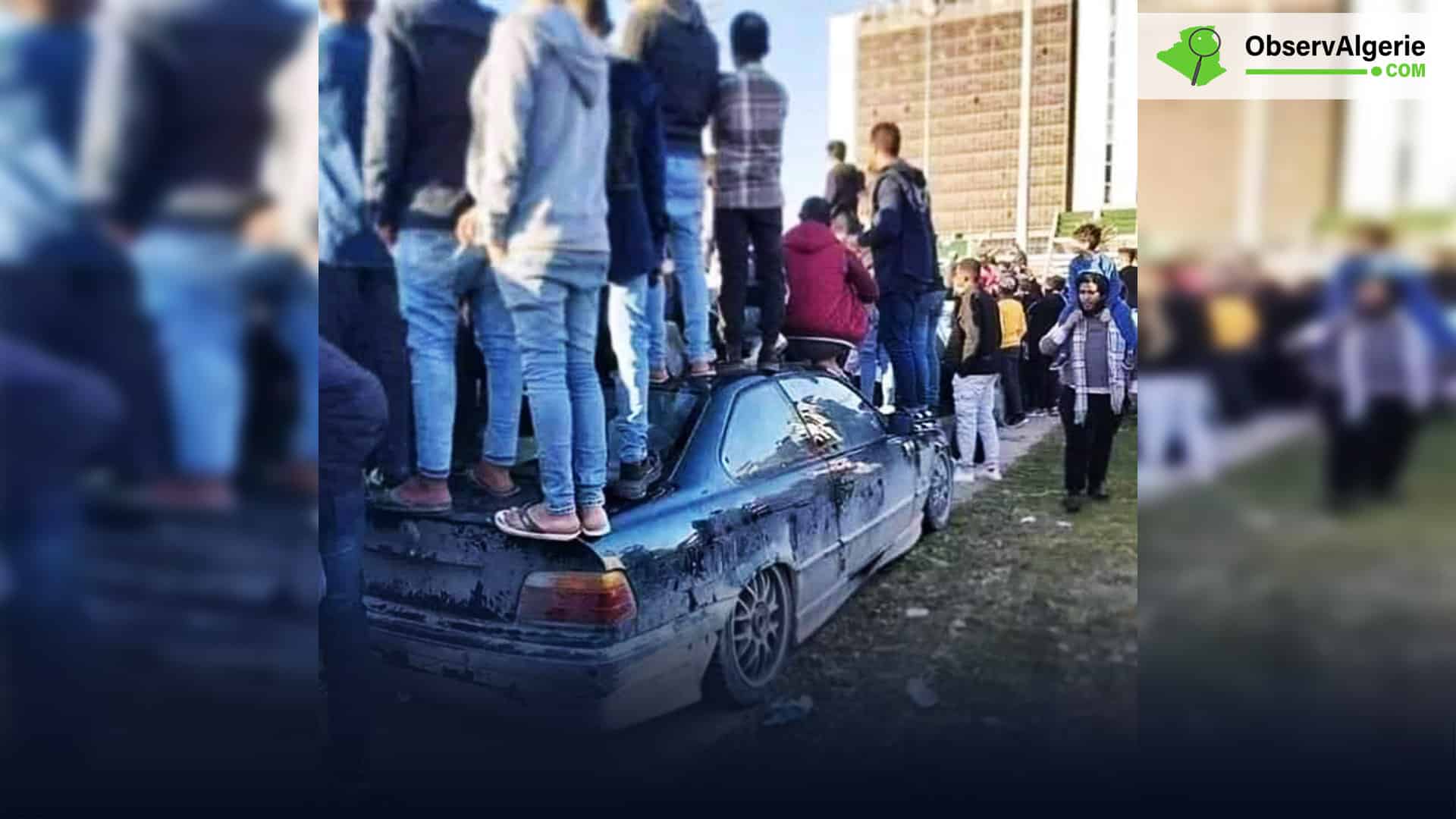 Plusieurs personnes debout sur une voiture, dans des scènes de violence ayant émaillé le match CABBA-ESS