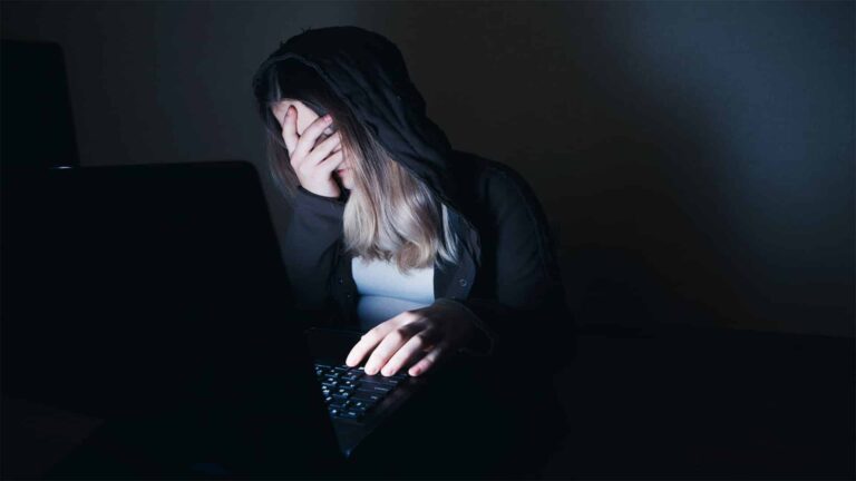 « Ma vie est un enfer » : Une journaliste algérienne victime de chantage sexuel sur Internet témoigne