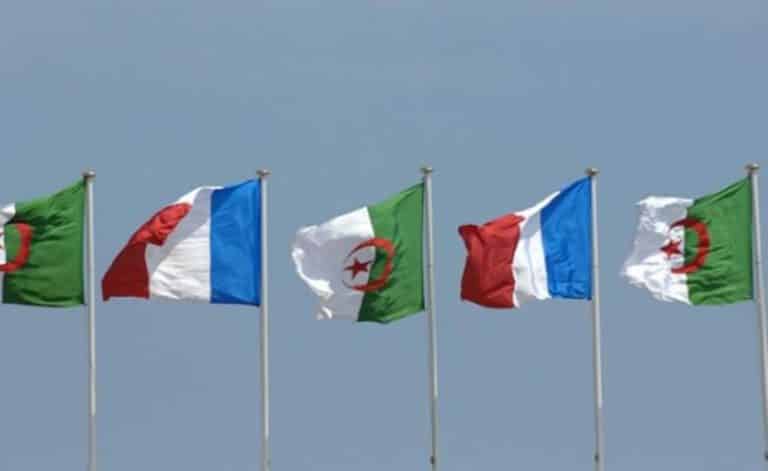 Drapeaux de la France et de l’Algérie