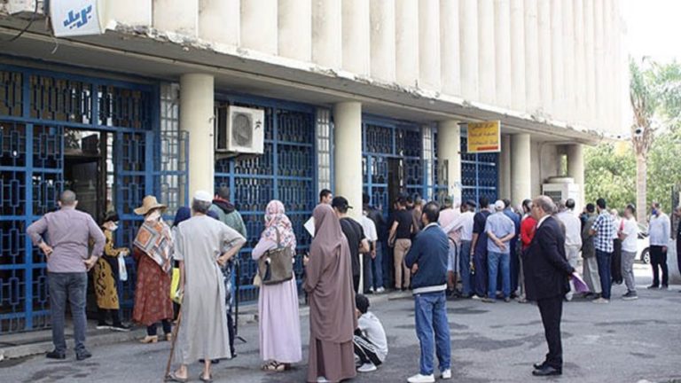 Photo : des queues (chaines) devant les bureaux de poste