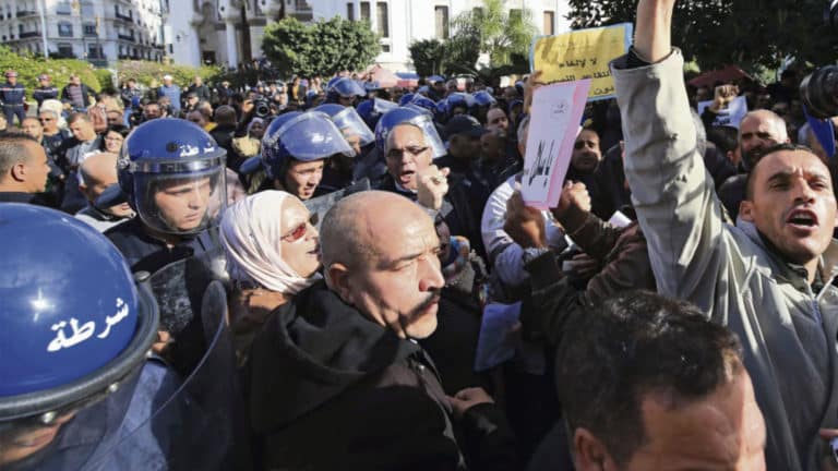 Photo : Arrestation par la police algérienne