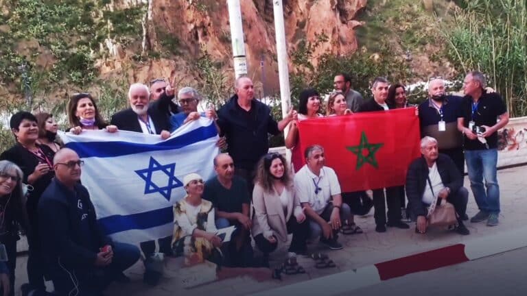 Illustration : Exhibition du drapeau israélien à la frontière avec l’Algérie