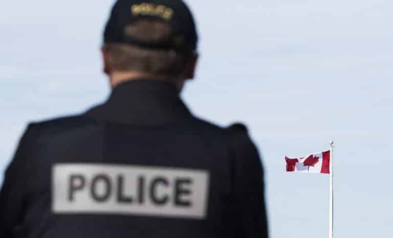 Policier - Drapeau du Canada -Algérien