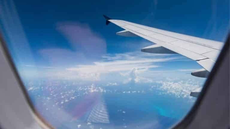 Vue à partir du hublot d'un avion de ligne