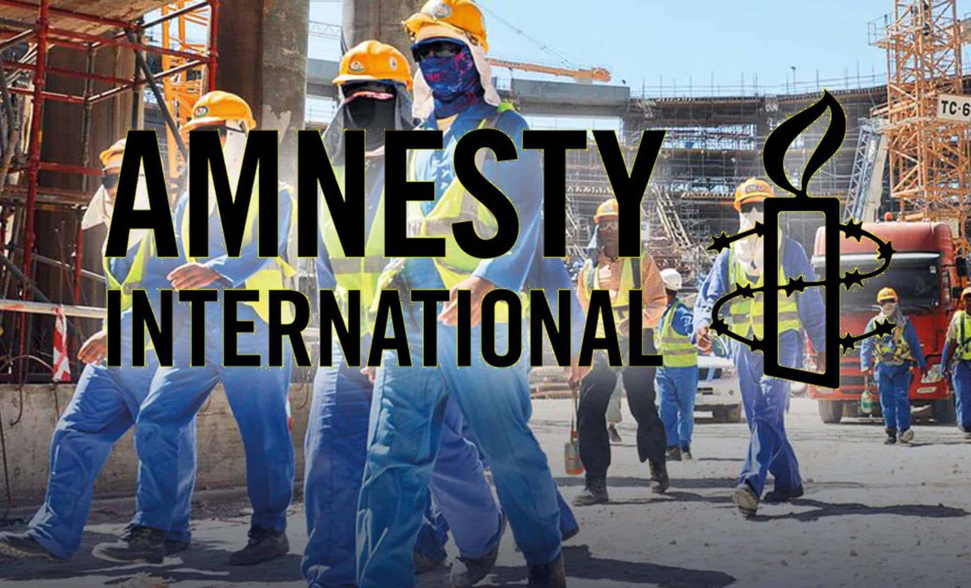 Logo d'Amnesty International, sur la photo de travailleurs dans un chantier