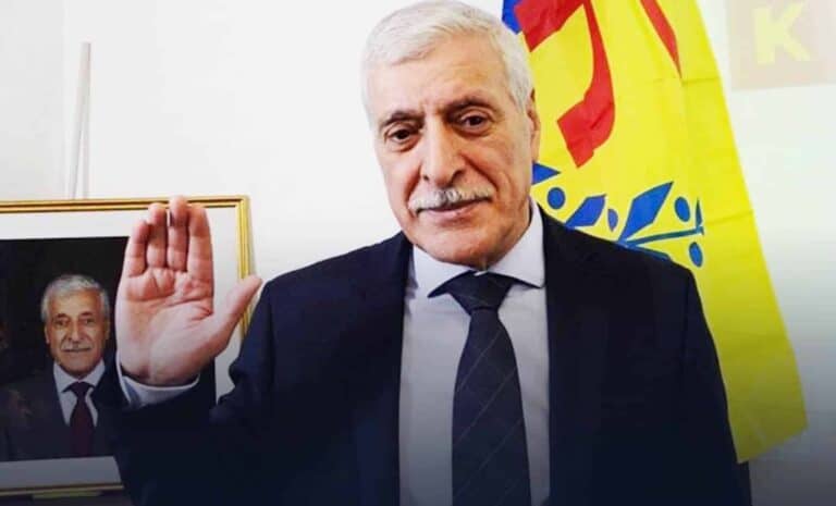 Ferhat Mehenni - drapeau du MAK