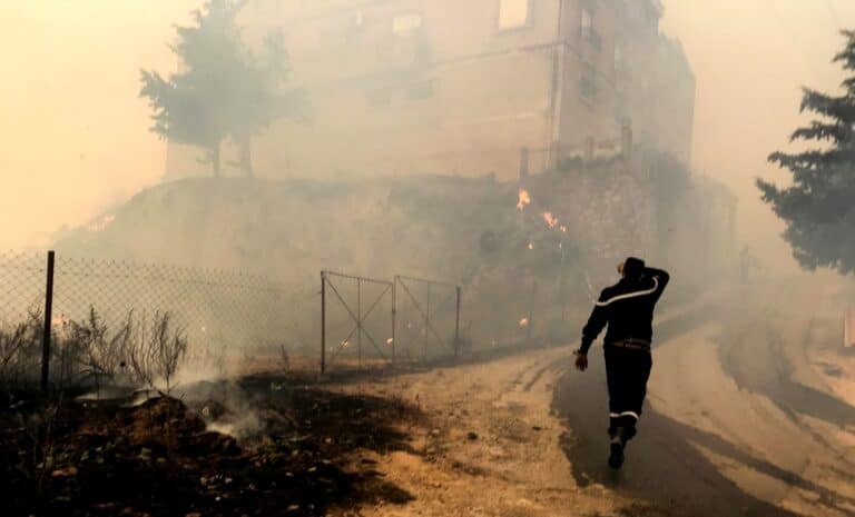 pompier devant la fumée provoquée par le feu