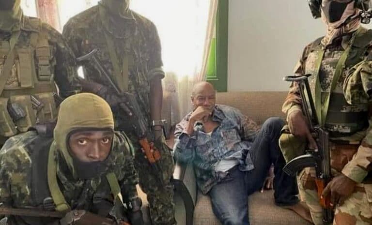 Capture d'écran d'une vidéo montrant le président de la Guinée, Alpha Condé, entouré de putschistes, le 5 septembre 2021, à Conakry (Guinée)