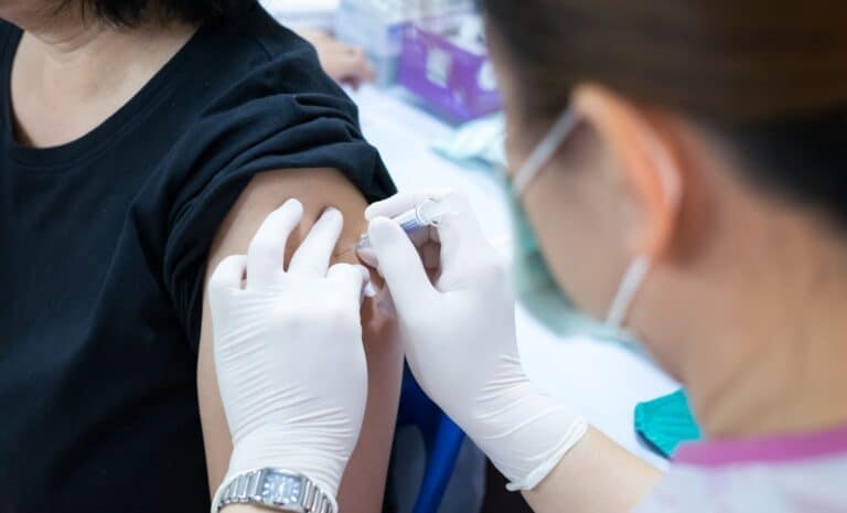 Medical vaccine in shoulder (Source : Getty Images Pro)