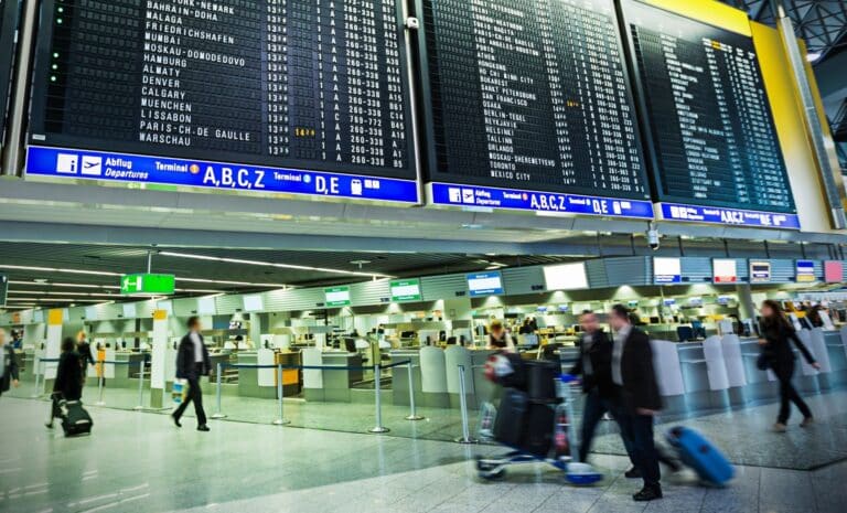 Voyageurs dans une zone publique de l'aéroport international de Francfort, l'aéroport le plus fréquenté d'Allemagne. Exposition plus longue. (Source : Getty Images Signature)