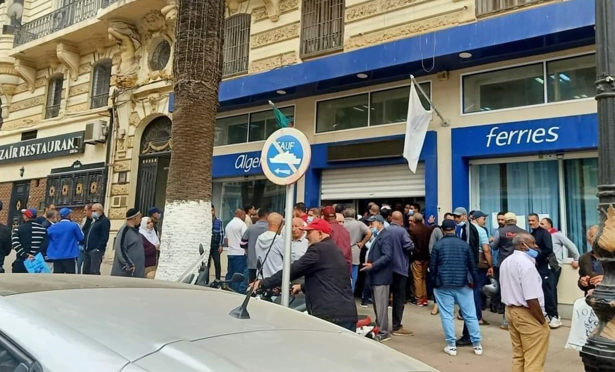Foule devant l'agence d'Algérie Ferries à Lyon, en France