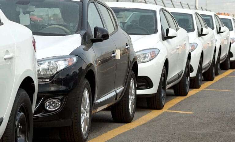 Plusieurs voitures dans un parking