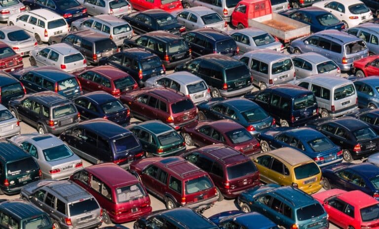 Voitures dans un parking