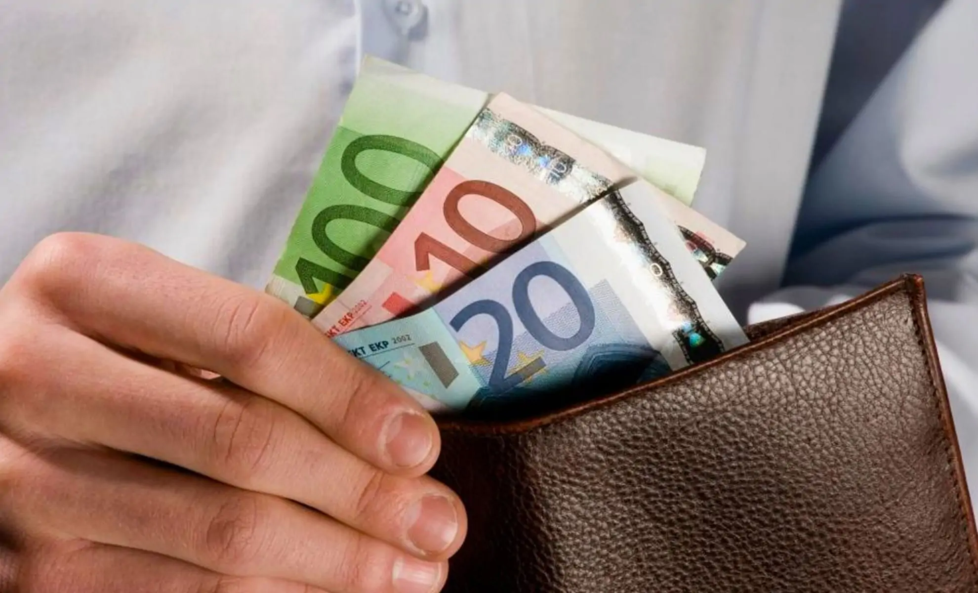 Billets d'euro sortis d'un portemonnaie