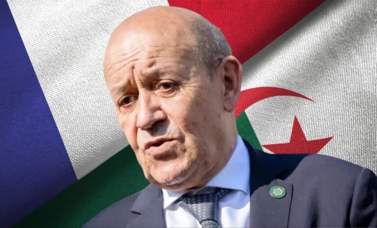 Photo de Jean-Yves Le Drian sur un drapeau de la France et un drapeau de l'Algérie