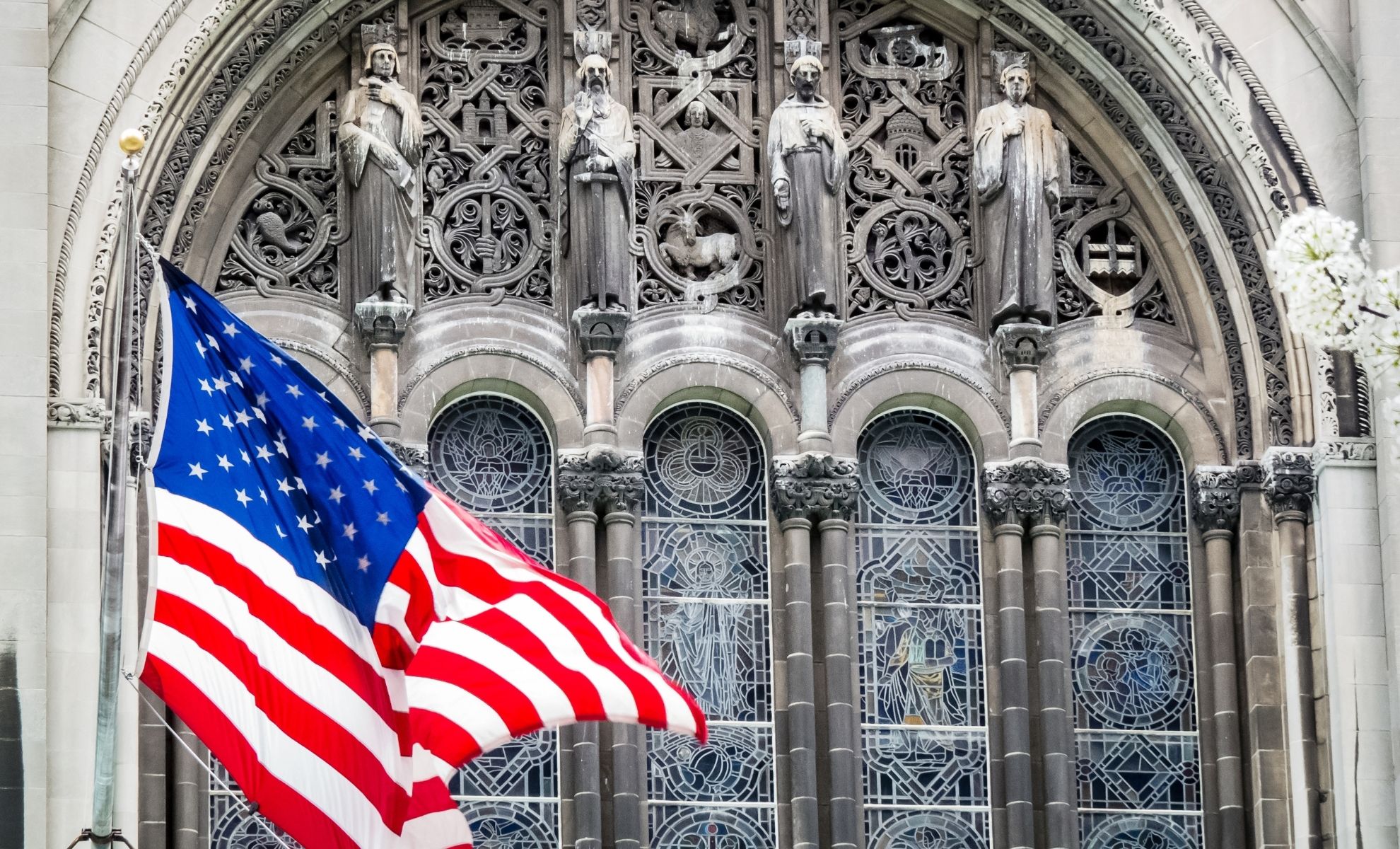 The flag waving in front of St Bart's Episcopal Church in New York City. (Source : Getty Images)