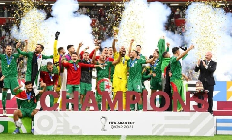 L'équipe d'Algérie soulève le trophée de la Coupe arabe de la FIFA 2021