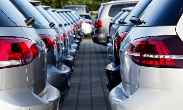 Voitures dans un parking - Algérie - Marché automobile