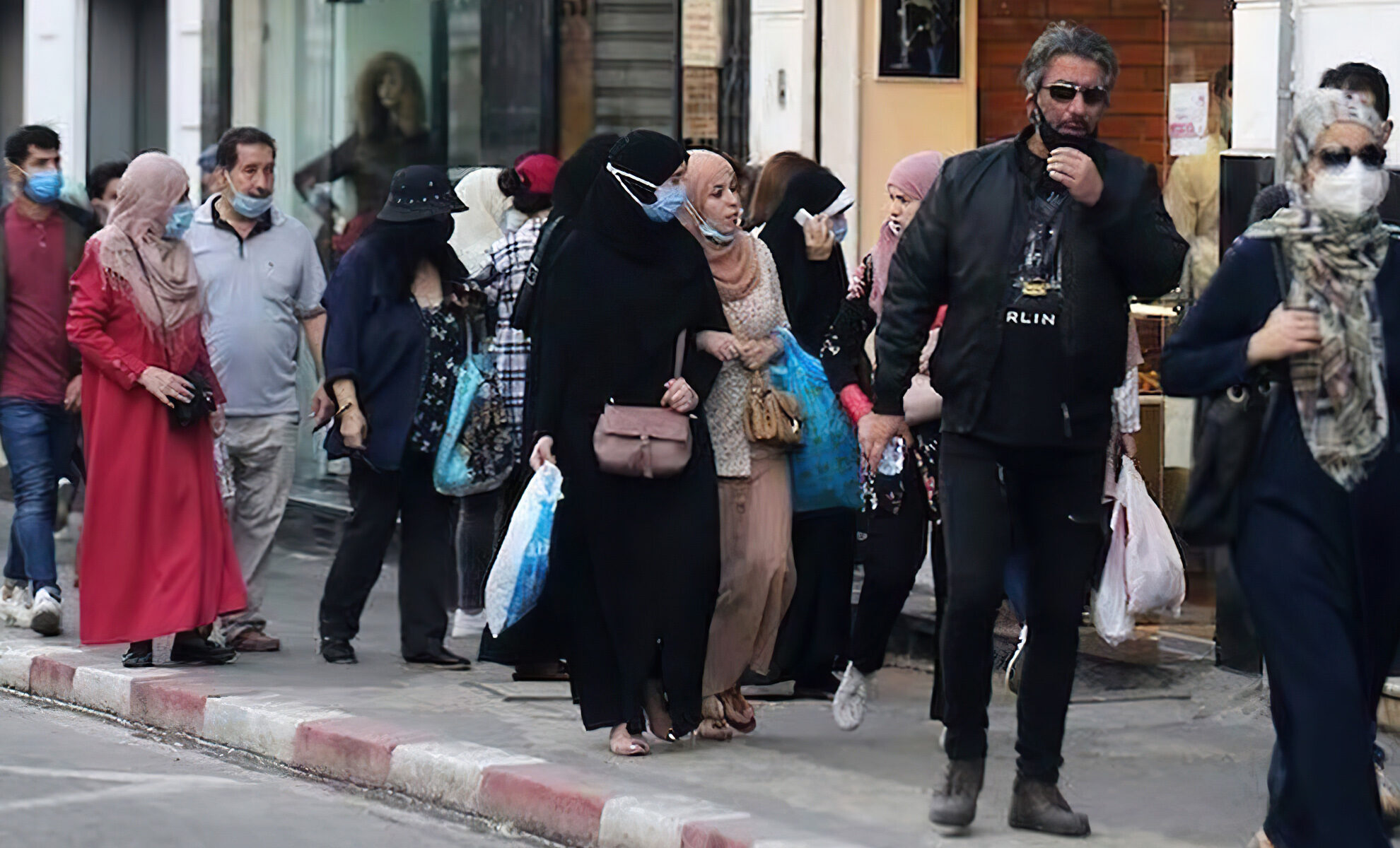 Algériens portant des masques dans la rue