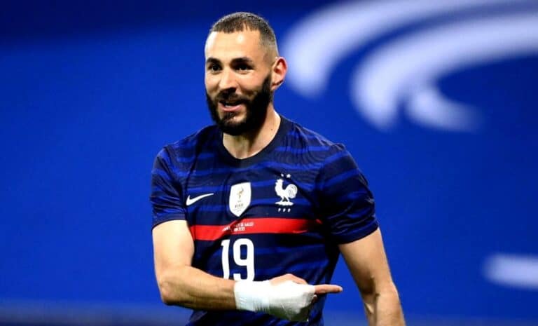 Photo de Karim Benzema, avec le maillot bleu de l'équipe de France de football
