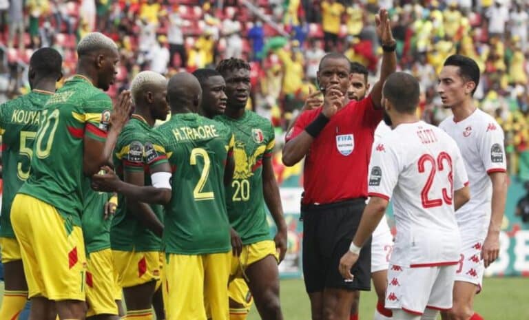 L'arbitre siffle la fin du match Tunisie-Mali