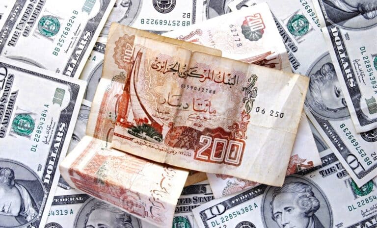 Billets de dinar algérien sur des billets de dollars USD