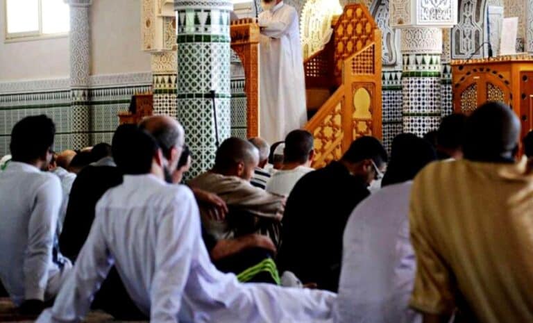 Des musulmans dans une mosquée en France